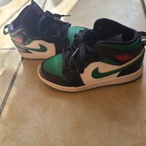 JORDAN 1 MID BLACK.GREEN. WHITE AWESOME CONDITION US SIZE 12C. NO BOX